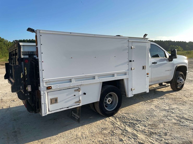 2021-chevrolet-silverado-3500-image-3
