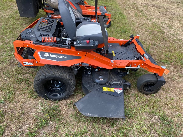 #7957-•-husqvarna-xcite-z345-zero-turn-lawn-mower-image-4