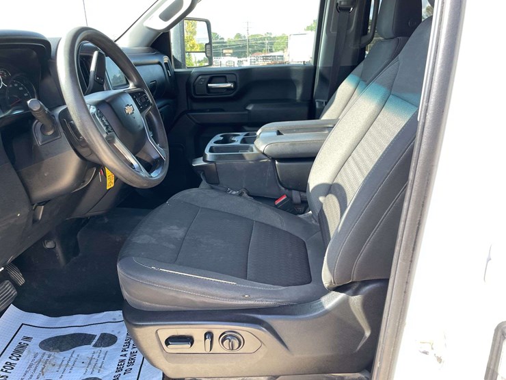 2023chevrolet-silverado-2500-4-door-crew-cab-4x4-pickup-truck-(176,756-miles)-image-10
