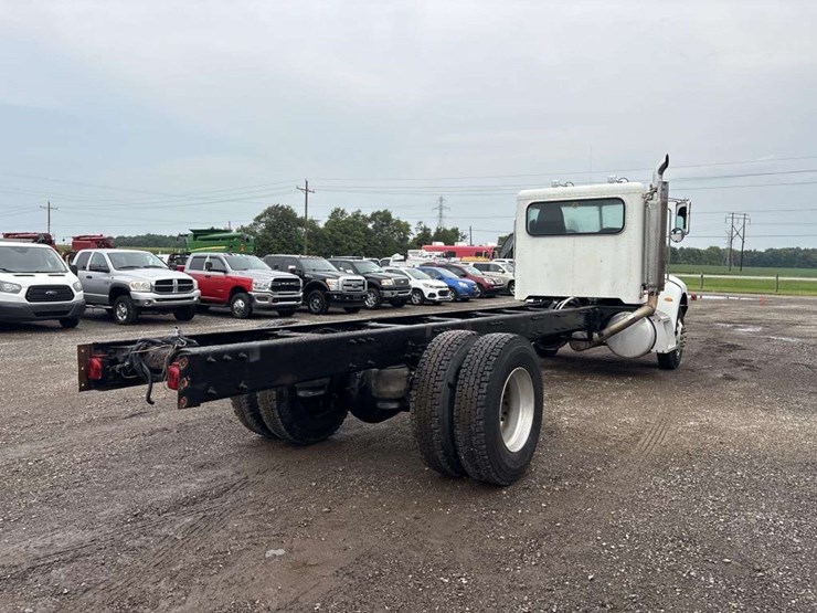 2009-peterbilt-335-image-3