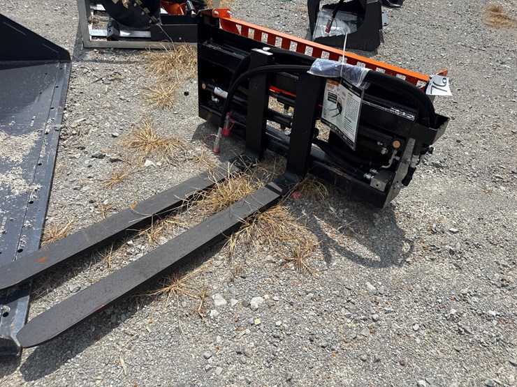 #76-•-hydraulic-skid-steer-pallet-forks-image-1