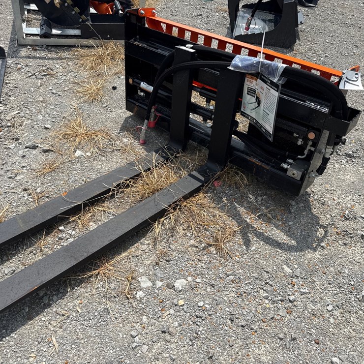 #76 • HYDRAULIC SKID STEER PALLET FORKS
