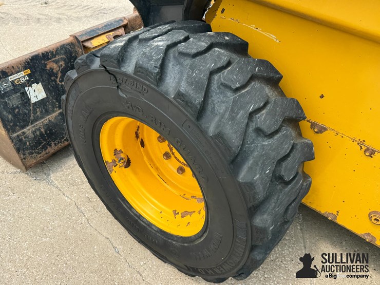 2017-deere-332g-image-15