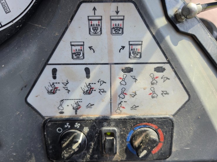 2023-bobcat-t770-image-33