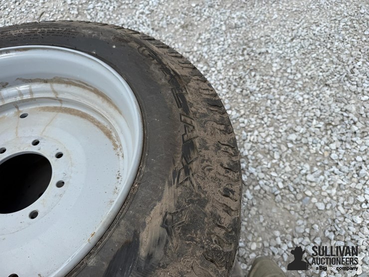 galaxy-9-22.5-tires-on-kinze-8-bolt-wheels-(bid-per-unit)-image-6