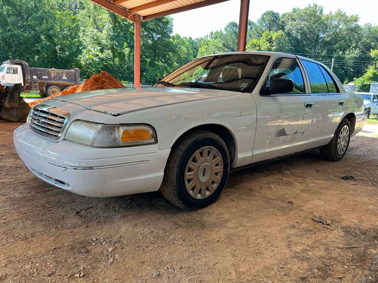 2004-ford-crown-vic-(211,135-miles)-image-1
