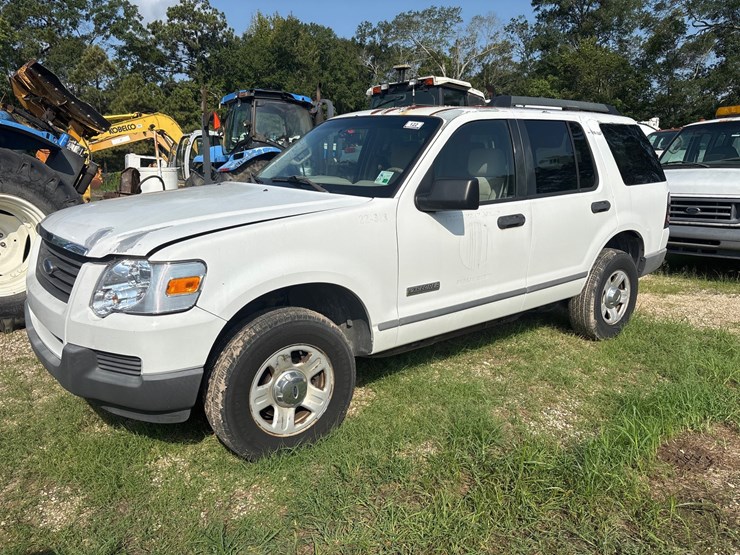 2006-ford-explorer-image-1