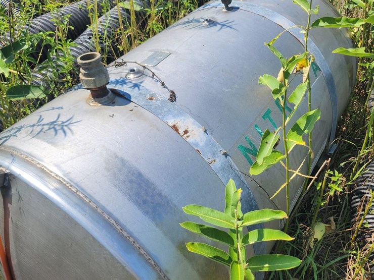 #2824-•-1500-gallon-poly-tank-with-stainless-steel-nitrogen-tank,-waterline-and-pvc-pipe-image-5