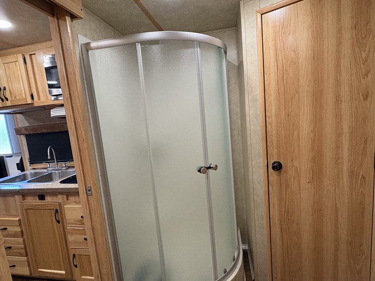 2018-bison-8011ldstlt-stock-combo-living-quarters-trailer-image-57