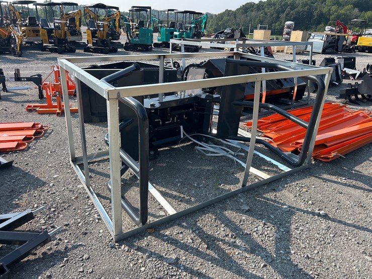 #95-•-skid-steer-hydraulic-bale-squeeze-image-1
