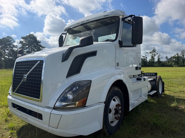 2018-volvo-vnl42t300-image-2