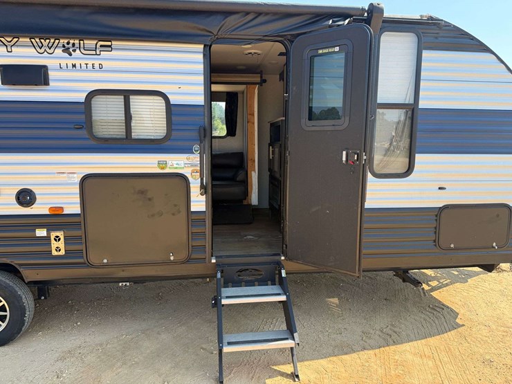 2022-grey-wolf-bumper-pull-camper-image-10