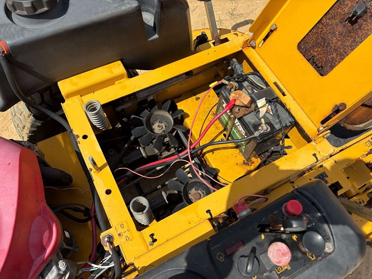 hustler-fasttrak-42"-zero-turn-lawn-mower-image-16