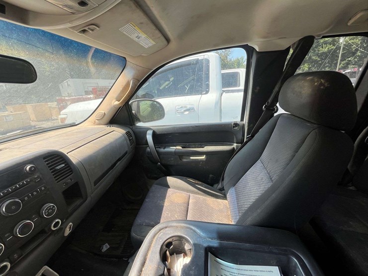 2013-chevrolet-silverado-truck-image-13