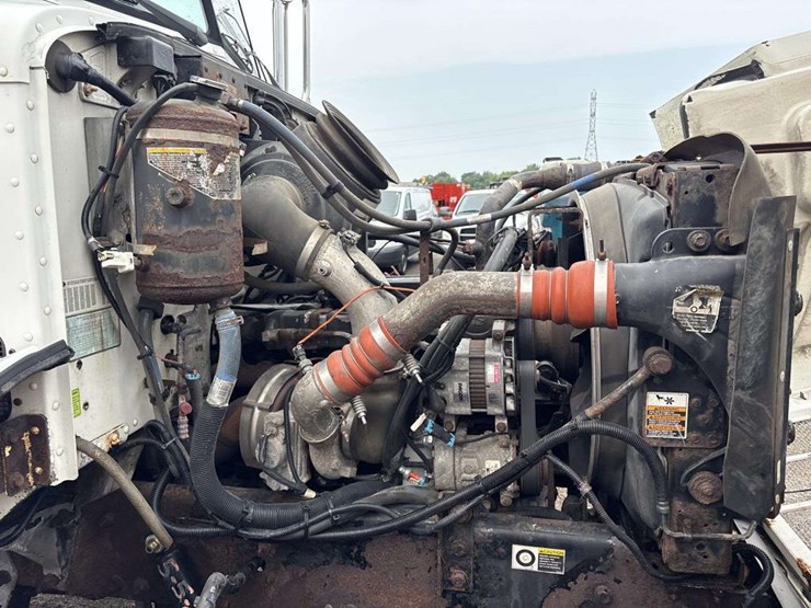 2009-peterbilt-335-image-11