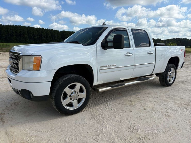 2013-gmc-sierra-2500hd-image-1