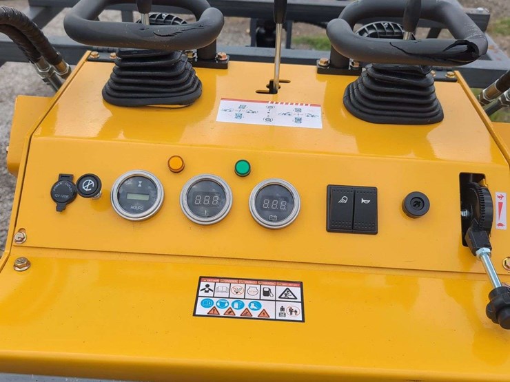 zjg-mini-skid-steer-loader-zj-380-(yellow)---15hp-image-8