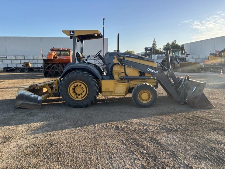 2020-deere-210l-image-7
