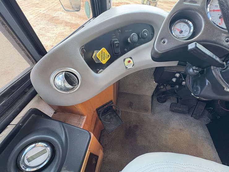 2003-freightliner-xc-fleetwood-revolution-diesel-pusher-motor-home-(65,650-miles)-image-17