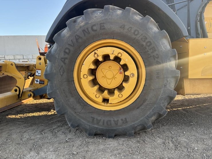 2020-deere-210l-image-29