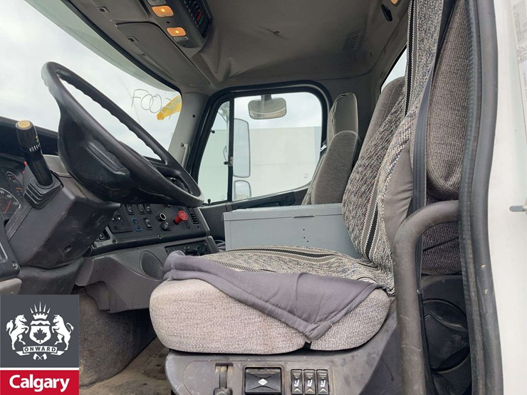 2016-freightliner-114sd-image-14
