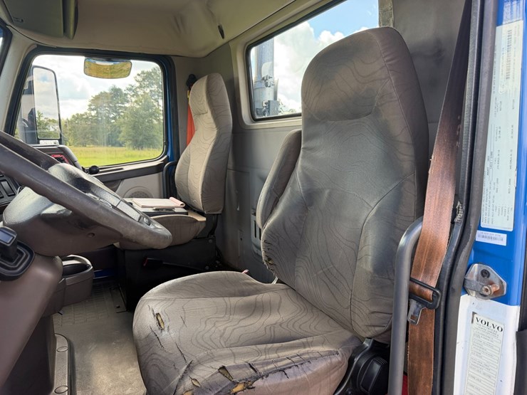 2016-volvo-vnl42t300-image-14