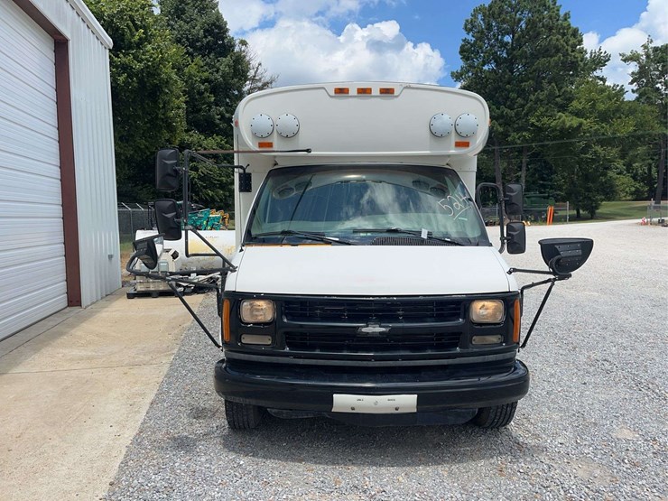 2001-chevrolet-express-bus-image-3
