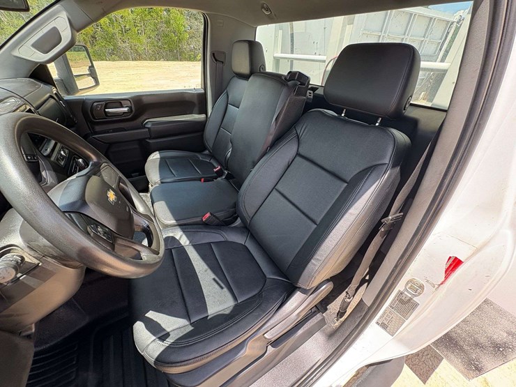 2021-chevrolet-3500hd-image-13