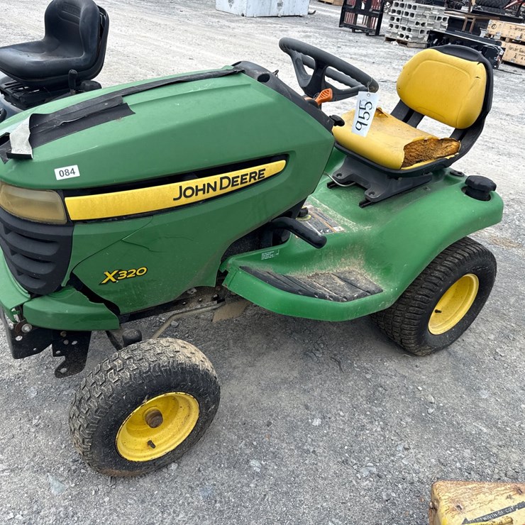JOHN DEERE X320