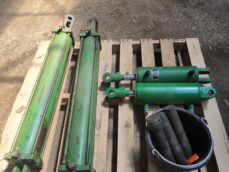 #2816-•-john-deere-hydraulic-rams-image-1