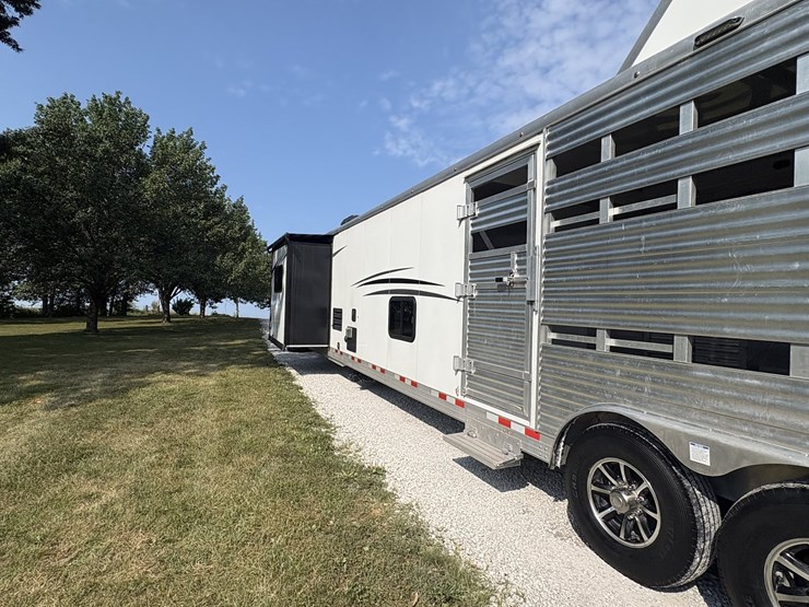 2018-bison-8011ldstlt-stock-combo-living-quarters-trailer-image-37