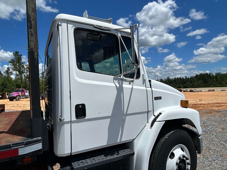 2004-freightliner-fl80-image-10