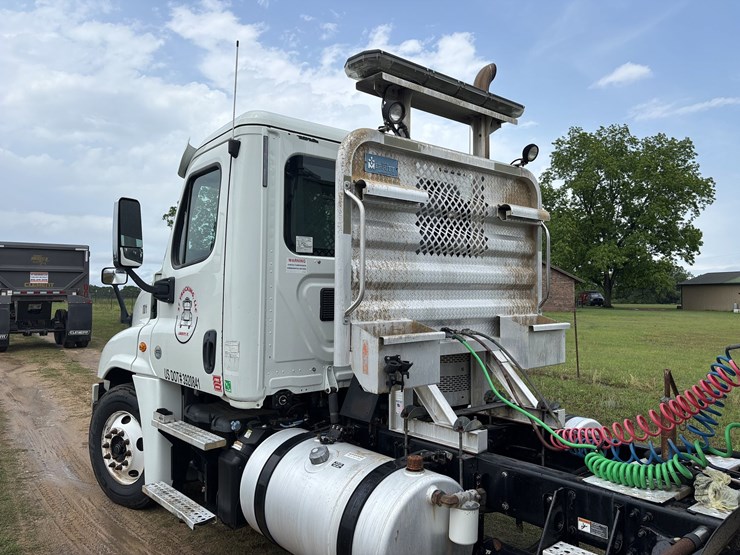 2015-freightliner-cascadia-image-10
