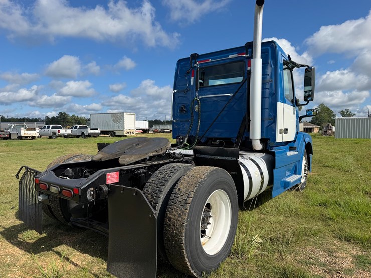 2016-volvo-vnl42t300-image-4