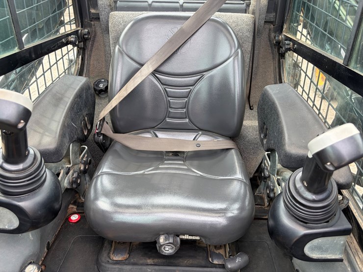 new-holland-l228-image-10