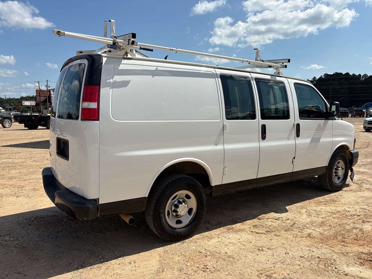 2018-chevrolet-express-2500-image-3