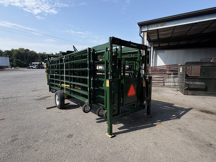 new/unused-arrowquip-heeler-75c-portable-corral,-chute-and-alley-image-3