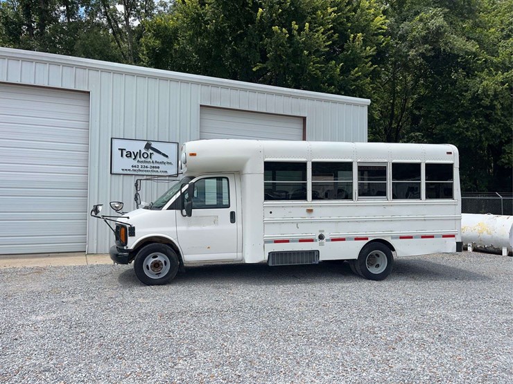 2001-chevrolet-express-bus-image-1