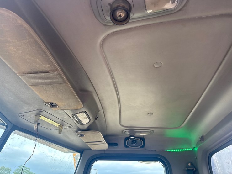 2006-peterbilt-385-image-28