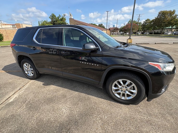 2022-chevrolet-traverse-image-1