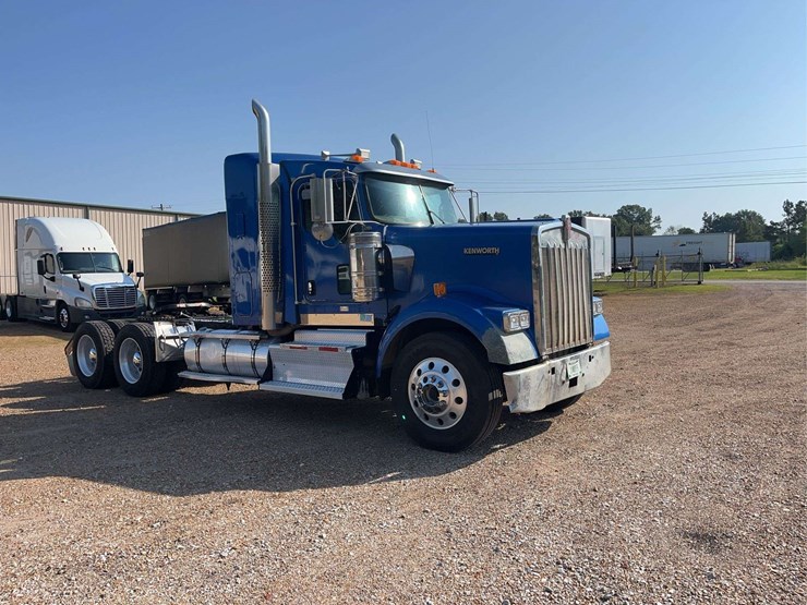 2015-kenworth-w9-series-tractor-truck-image-3