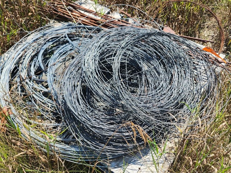 #2834-•-pallet-of-galvanized-fencing-wire-and-metal-stakes-image-2