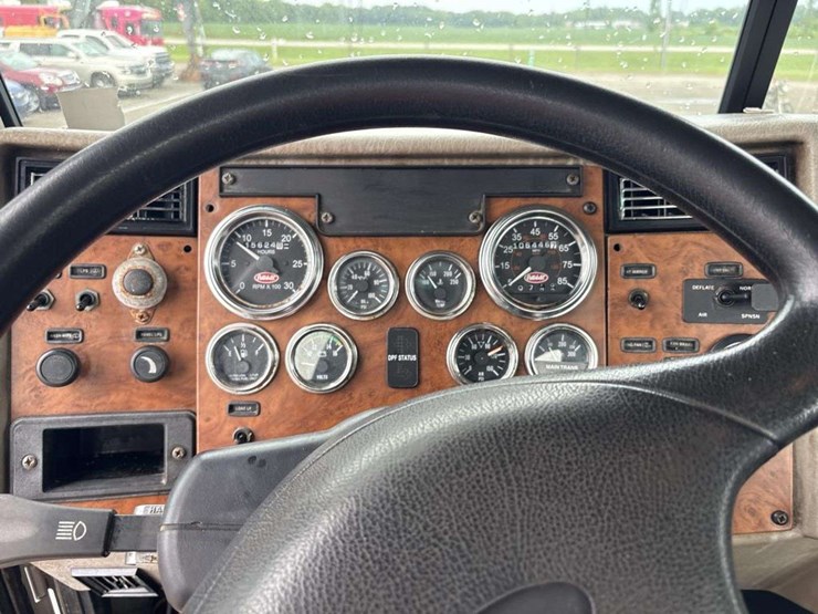 2009-peterbilt-335-image-15