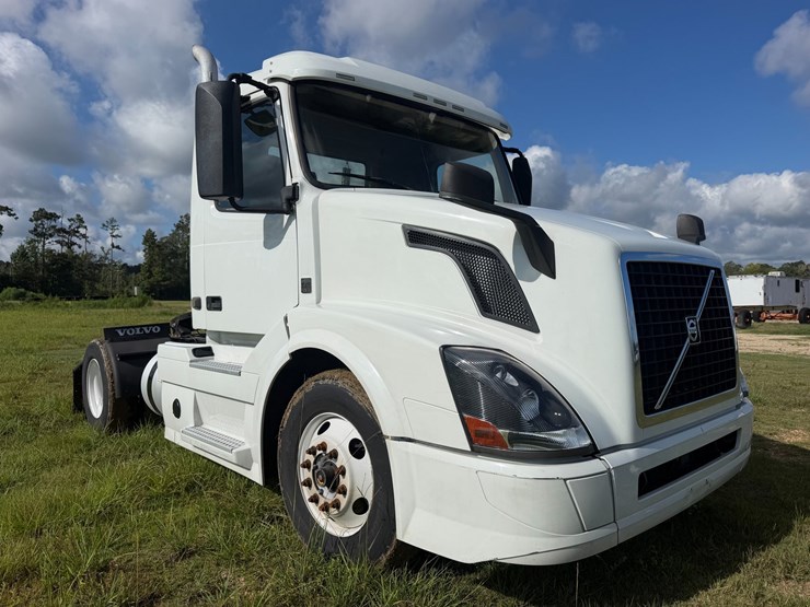 2018-volvo-vnl42t300-image-1