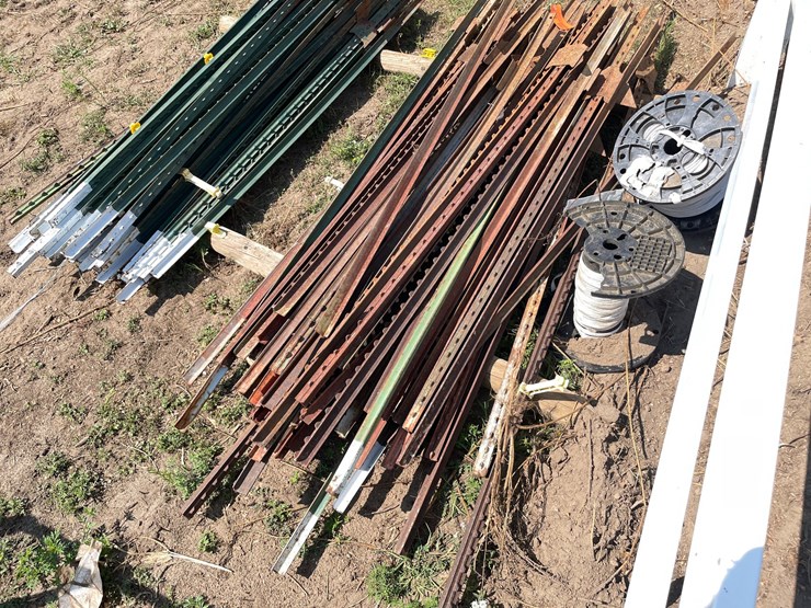 #7966-•-lot-of-assorted-fence-posts-image-8