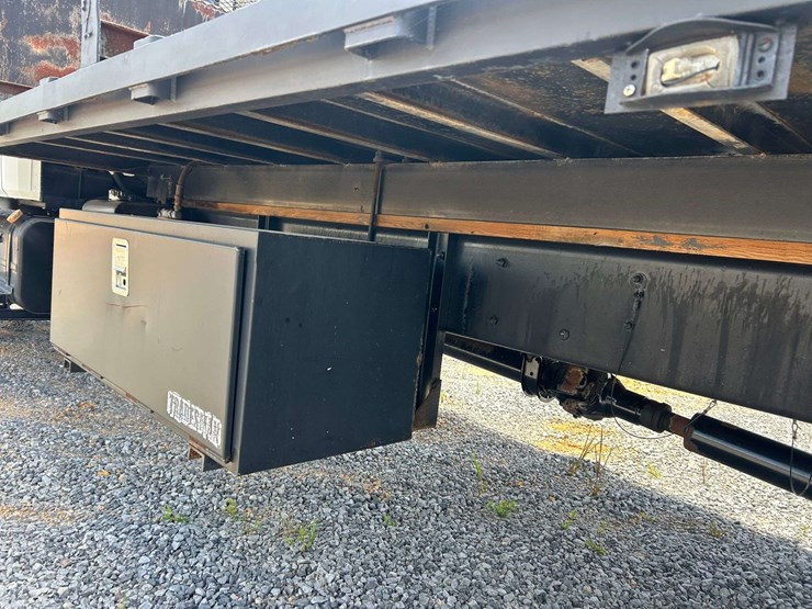 2004-freightliner-fl80-image-22