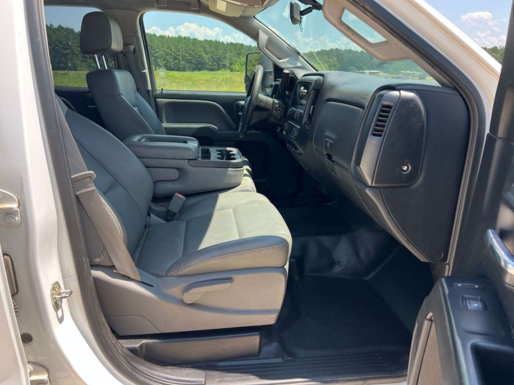 2015-chevrolet-silverado-2500hd-image-19