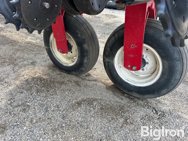 2013-massey-ferguson-8180-16r30-planter-image-18