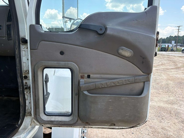 2005-mack-chn613-image-20