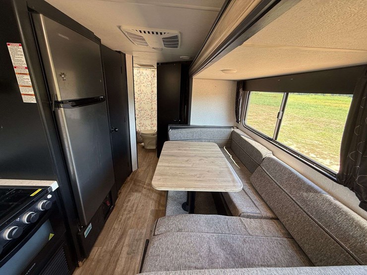 2022-grey-wolf-bumper-pull-camper-image-17